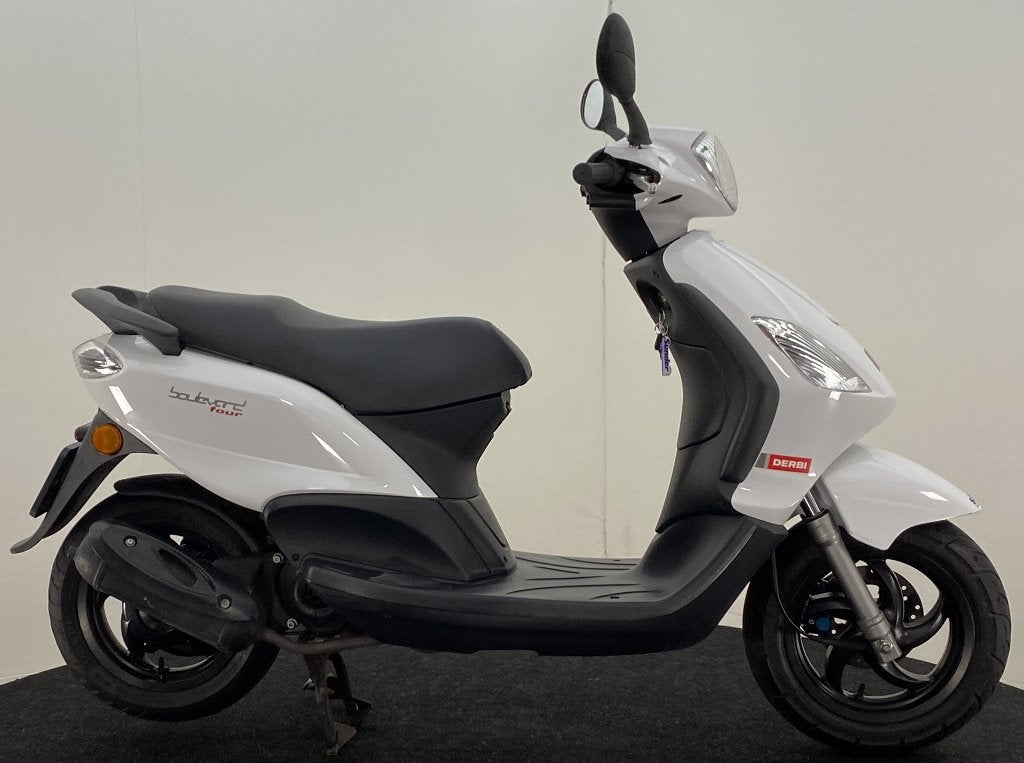 Derbi Boulevard 25km/uur wit, Piaggio, Gebruikt, Ophalen of Verzenden, Benzine