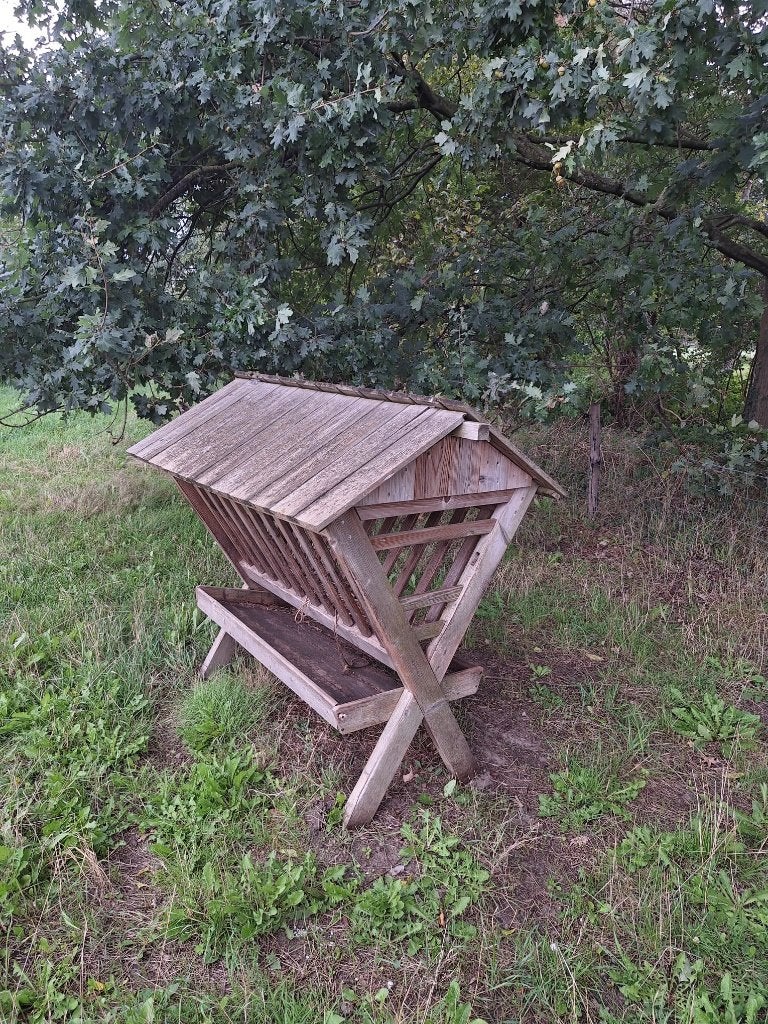 Houten hooiruif met dak en voerbak – voor schapen en geiten, Dieren en Toebehoren, Meerdere dieren, Schaap, 6 jaar of ouder