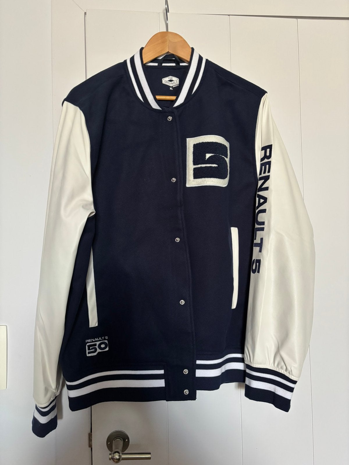 Renault 5 50 Jaar Jubileum Varsity Jacket XL, Ophalen of Verzenden, Zo goed als nieuw, Maat 56/58 (XL), Blauw