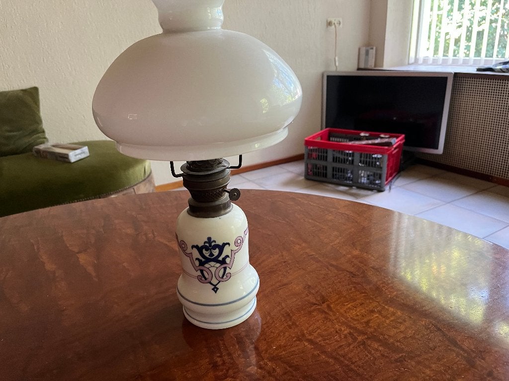 Antieke olielamp met keramische voet en opalen glazen bolkap, Ophalen