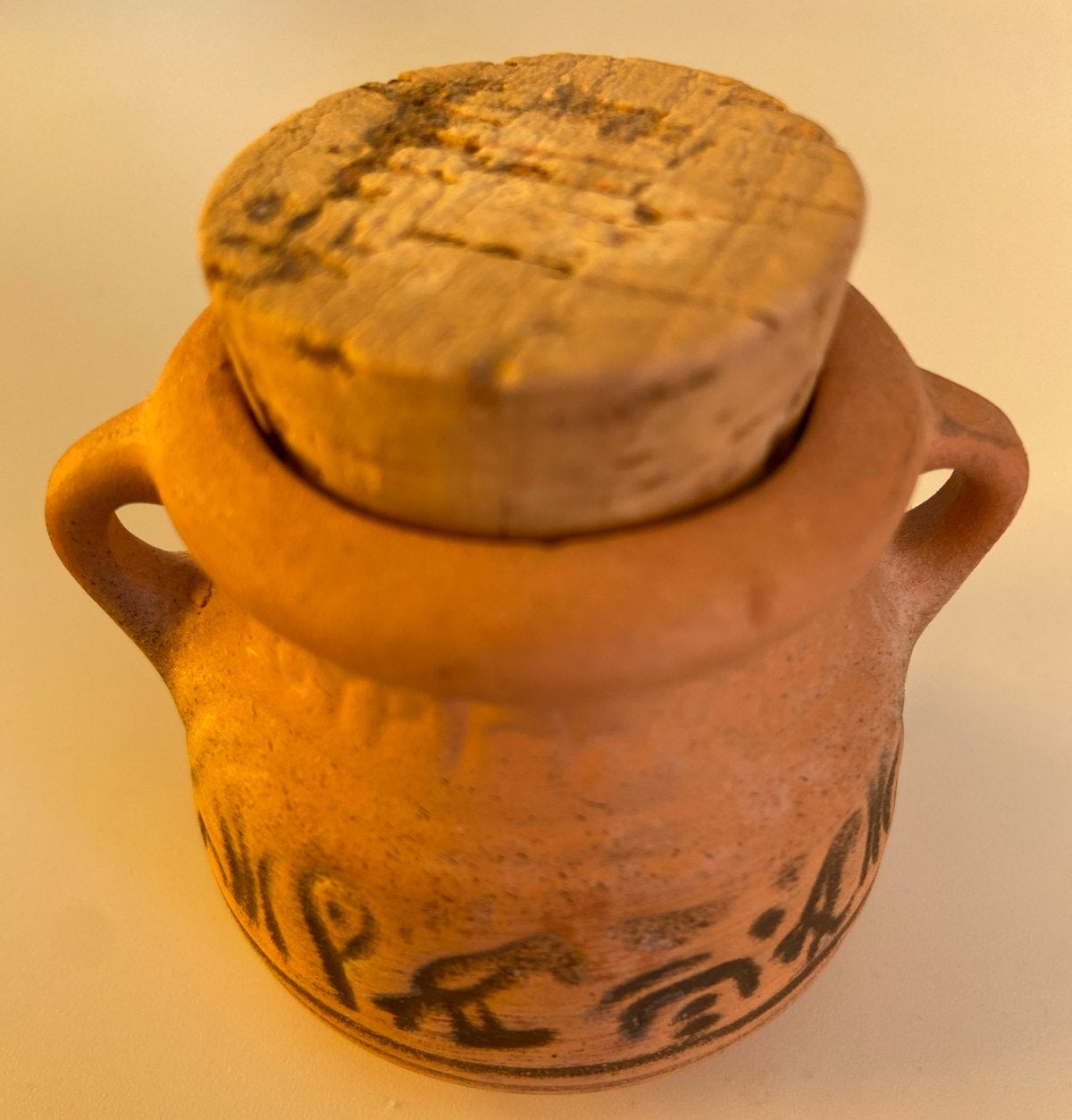 Terracotta potje met Egyptische tekens en kurken stop., Ophalen of Verzenden