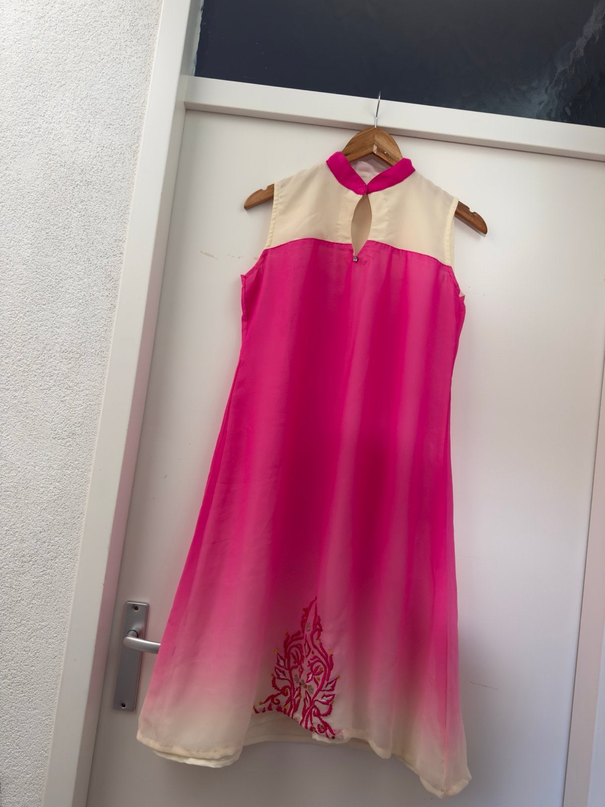 Mooie roze/crème jurk met borduurse.  Maat  M/s ( 4 99€, Maat 38/40 (M), Ophalen of Verzenden, Zo goed als nieuw, Knielengte