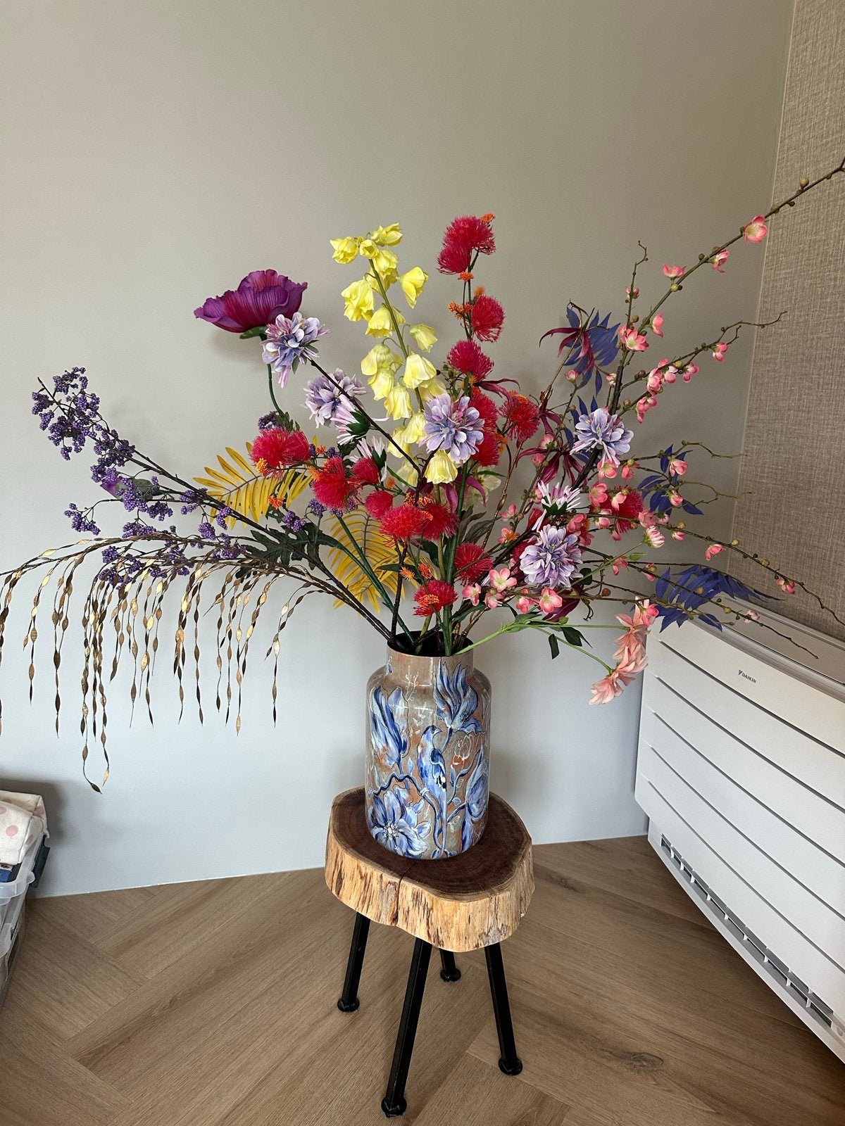 Prachtige metalen vaas met kleurrijke zijden bloemen, Binnen, Zijde, Ophalen of Verzenden, Zo goed als nieuw