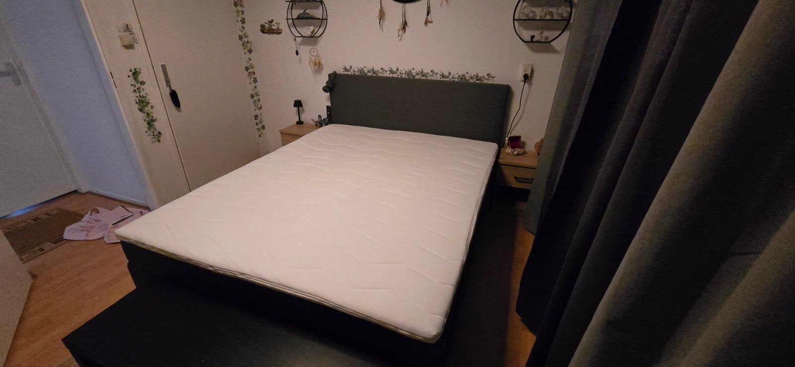 ZGAN 2 persoons boxspring 160x200
En een topper zit er ook b, Ophalen, Zo goed als nieuw, Tweepersoons, 160 cm