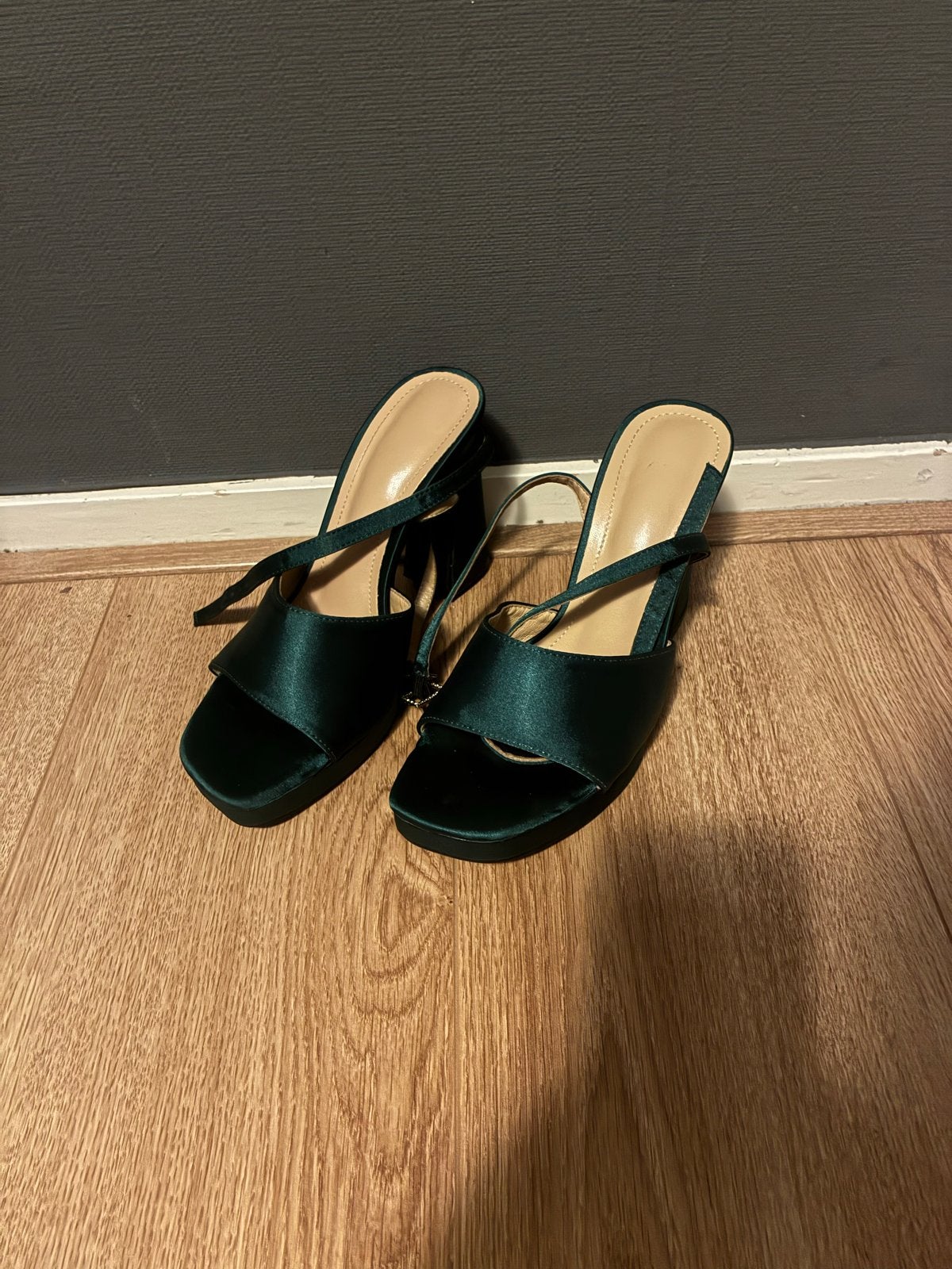 Donkergroene satijnen sandalen met hak, Ophalen of Verzenden, Zo goed als nieuw, Groen, Sandalen of Muiltjes