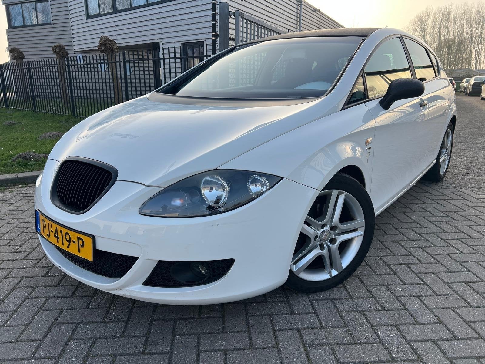 Seat Leon 1.4 TSI Sport-up Motorschade, Auto's, Gebruikt, Zwart, 4 cilinders, Leon