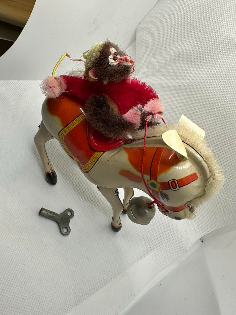 Vintage blikken speelgoed aap op paard met sleutel, Verzamelen, Ophalen of Verzenden, Zo goed als nieuw