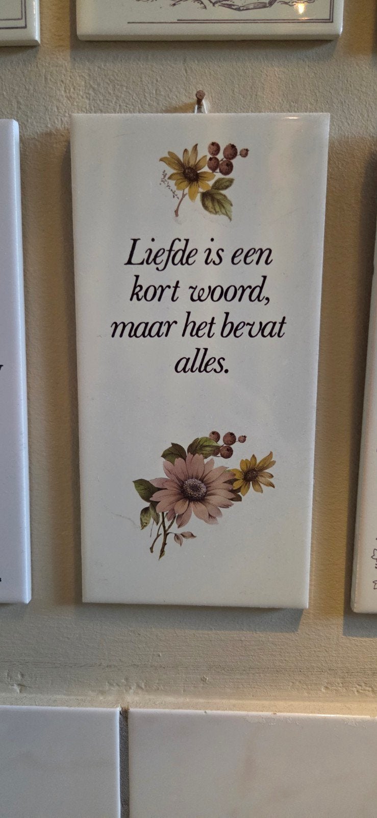 Tegel met spreuk 'Liefde is een kort woord', Ophalen of Verzenden