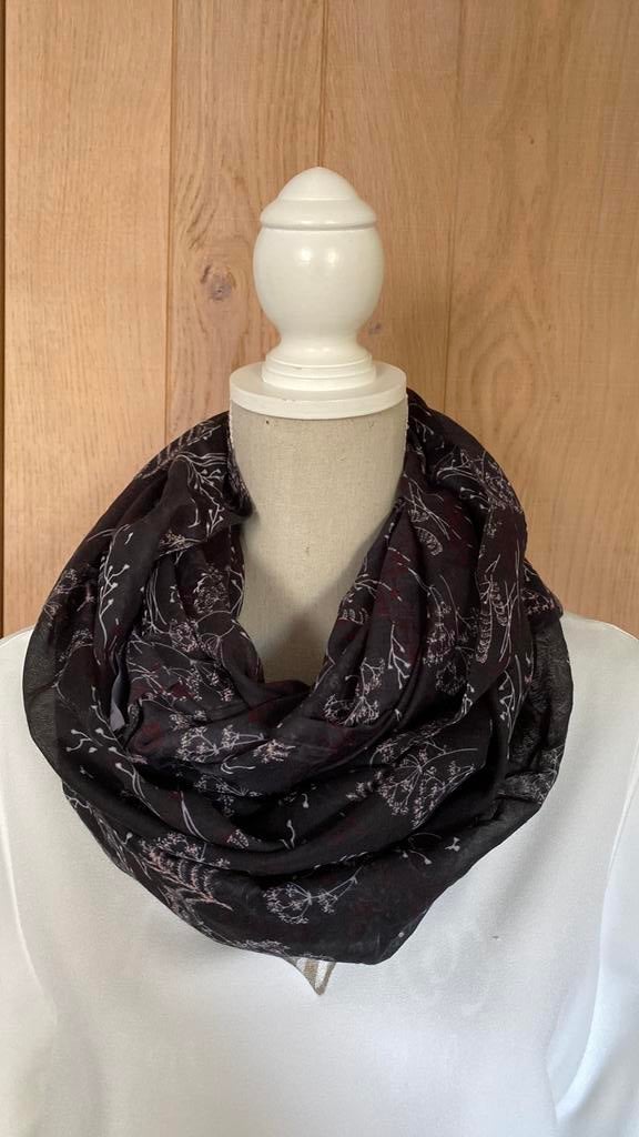Sjaal zwart print, Kleding | Dames, Ophalen of Verzenden, Zo goed als nieuw, Maat 46/48 (XL) of groter, Sjaal