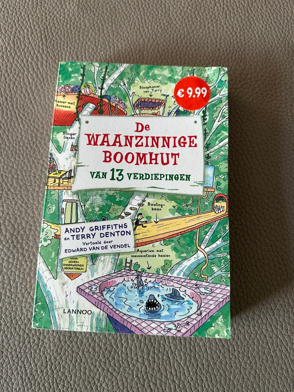 De waanzinnige boomhut van 13 verdiepingen - deel 1, Ophalen of Verzenden, Zo goed als nieuw