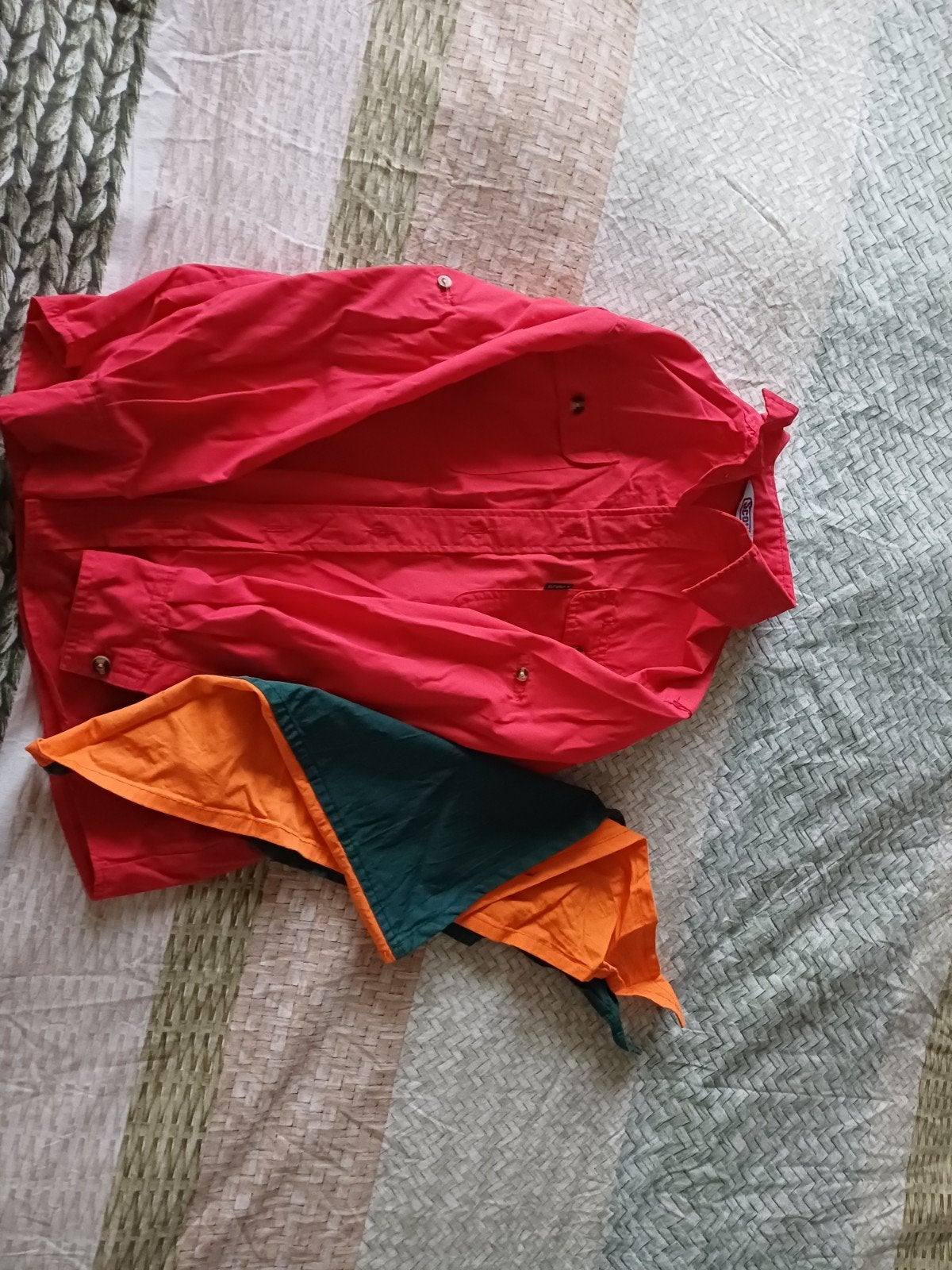 Rode scoutingblouse plus sjaaltje, Ophalen