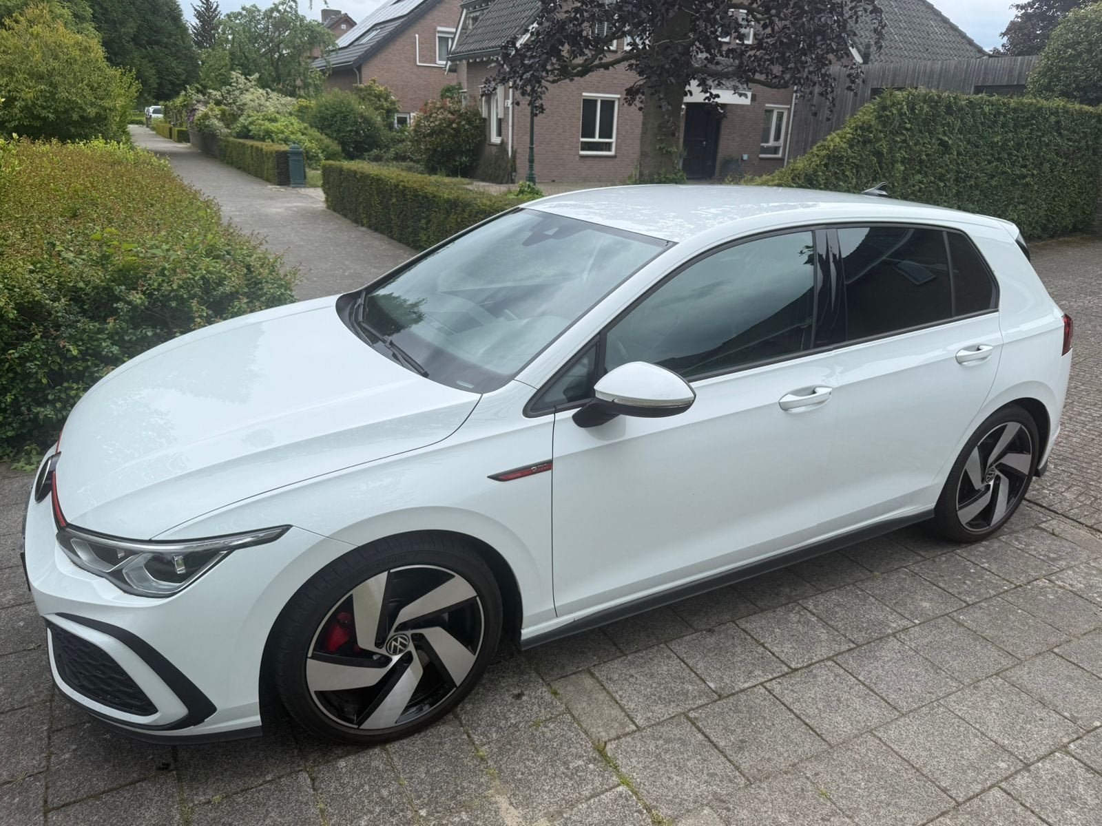 Volkswagen Golf 2.0 GTI | Schakelbak | 245pk | Full-option, Voorwielaandrijving, Zwart, 4 cilinders, Wit
