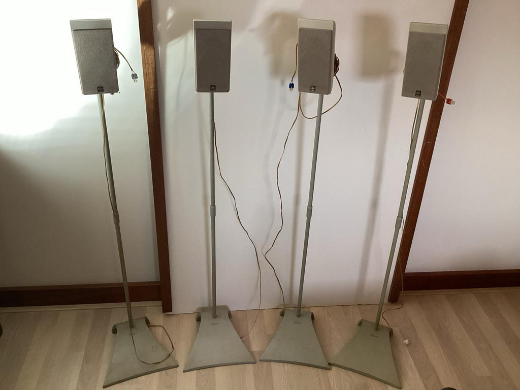 Vogel's Luidspreker Stands - Set van 4 met Yamaha speakers, Gebruikt, Minder dan 60 watt, Front, Rear of Stereo speakers, Ophalen