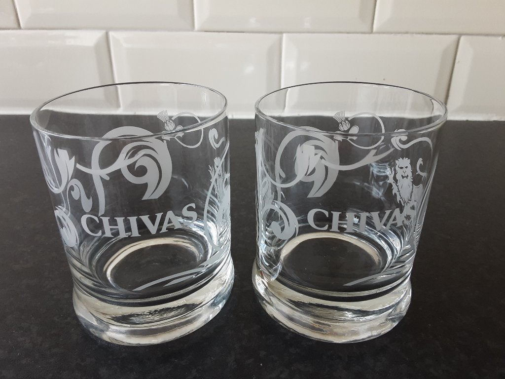 CHIVAS glazen met leeuwen, gegraveerd, 2 stuks, Verzamelen, Glas en Borrelglaasjes, Ophalen of Verzenden, Zo goed als nieuw, Borrel- of Shotglas