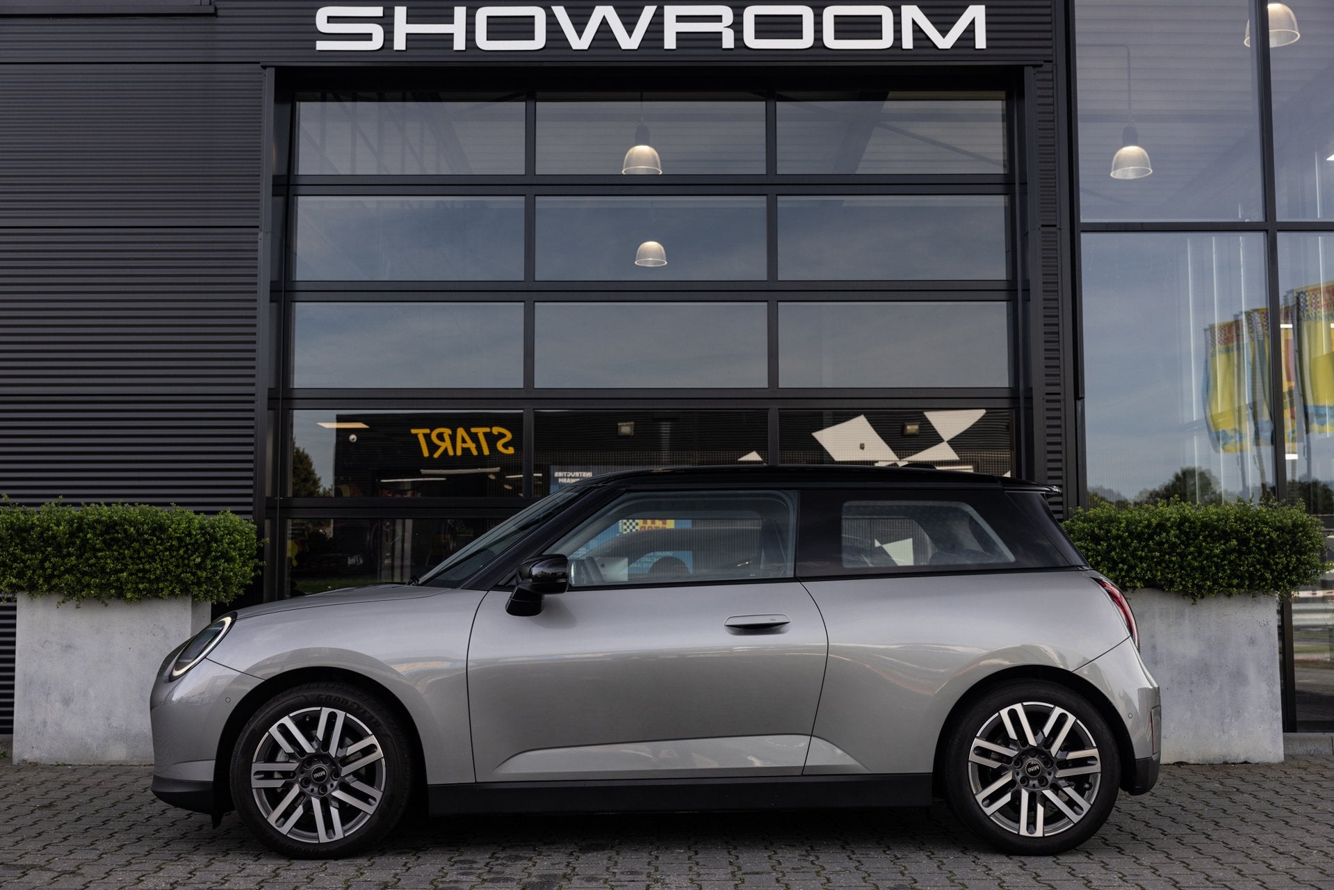 Mini 3-Deurs Cooper E Classic S 40.7 kWh NL Auto, Stuurverwa, Dealer onderhouden, Gebruikt, Zwart, 4 stoelen
