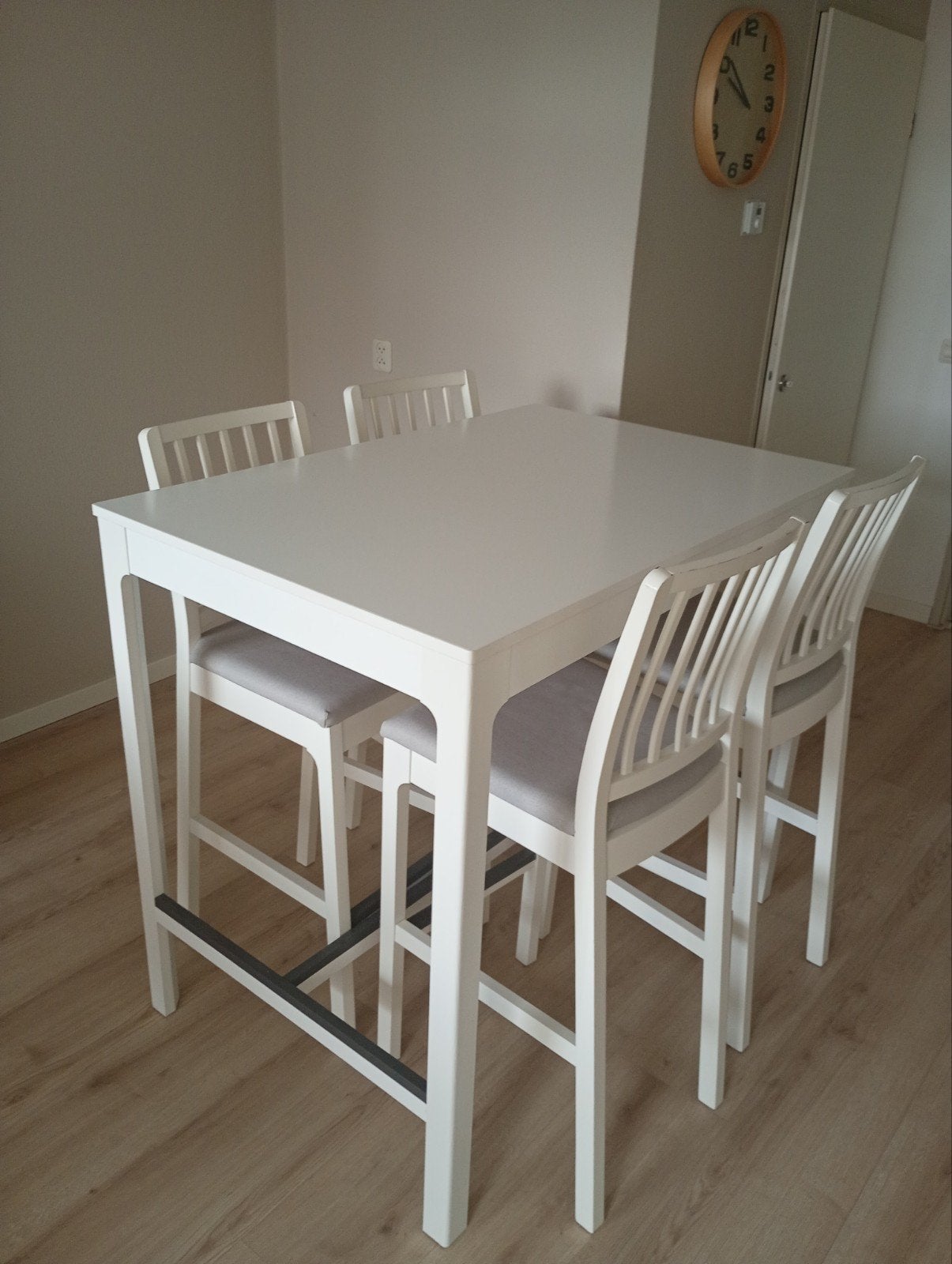 Witte bartafel met 4 stoelen, Huis en Inrichting, Ophalen, Gebruikt, Wit, Vier