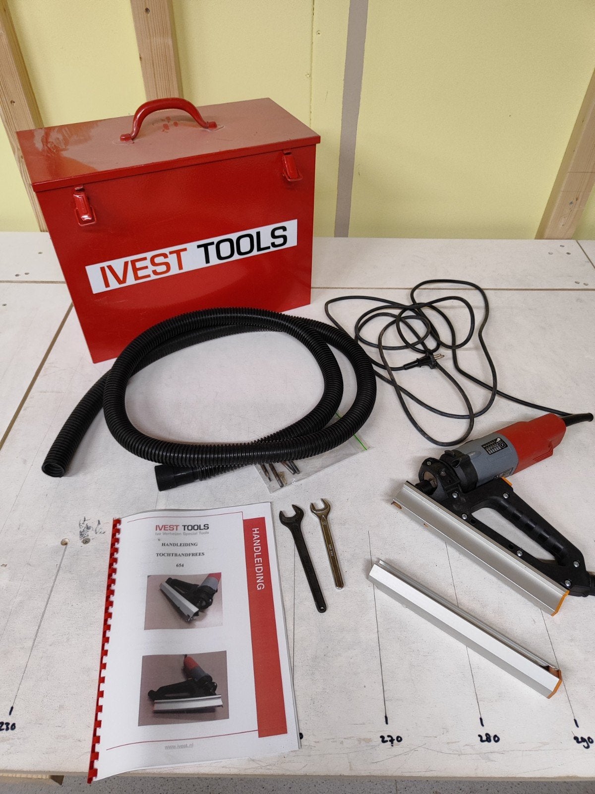 Ivest Tools Tochtbandfrees 654 - Compleet met accessoires, Ophalen, Overige soorten, Zo goed als nieuw, Ivest Tools