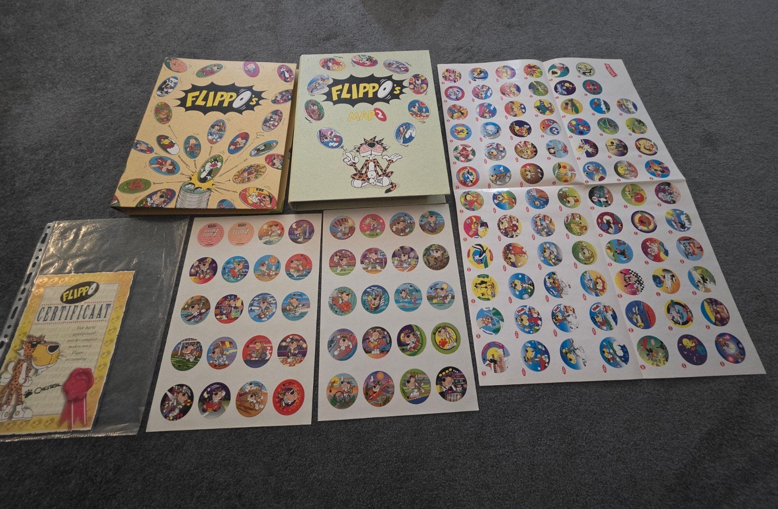 Complete flippo set map 1&2 met extra's en certificaat!, Verzamelen, Flippo's, Verzenden, Verzameling, Met verzamelmap(pen)