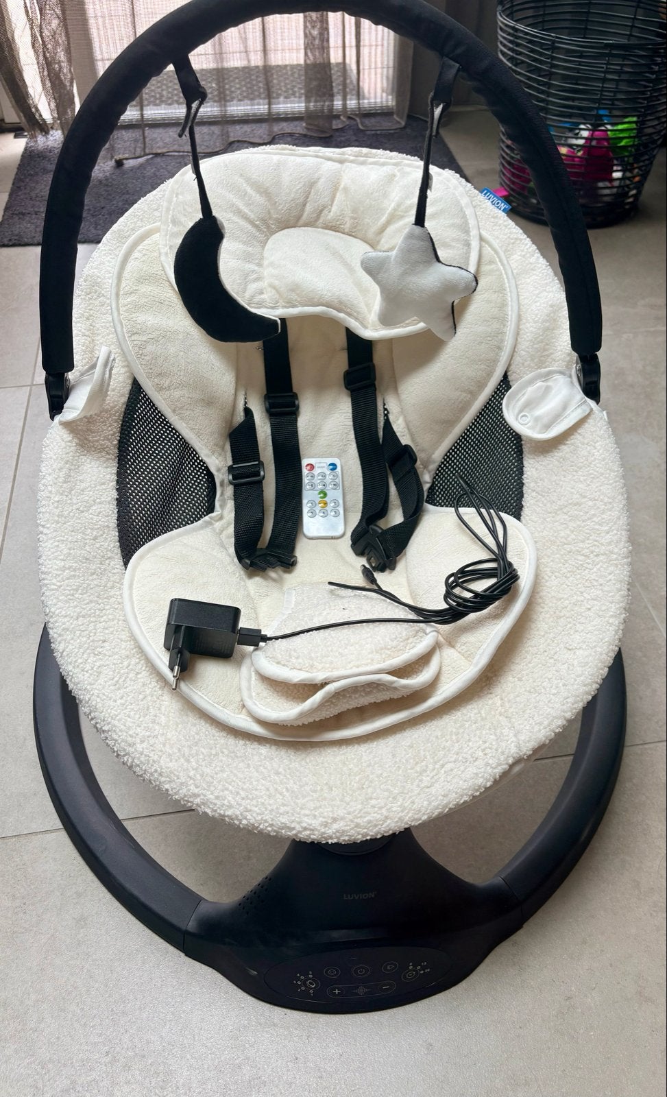 Luvion elektrische wipstoel met afstandsbediening, Kinderen en Baby's, Wipstoeltjes, Wipstoel, Ophalen, Overige merken, Met gordel(s) of riempje(s)