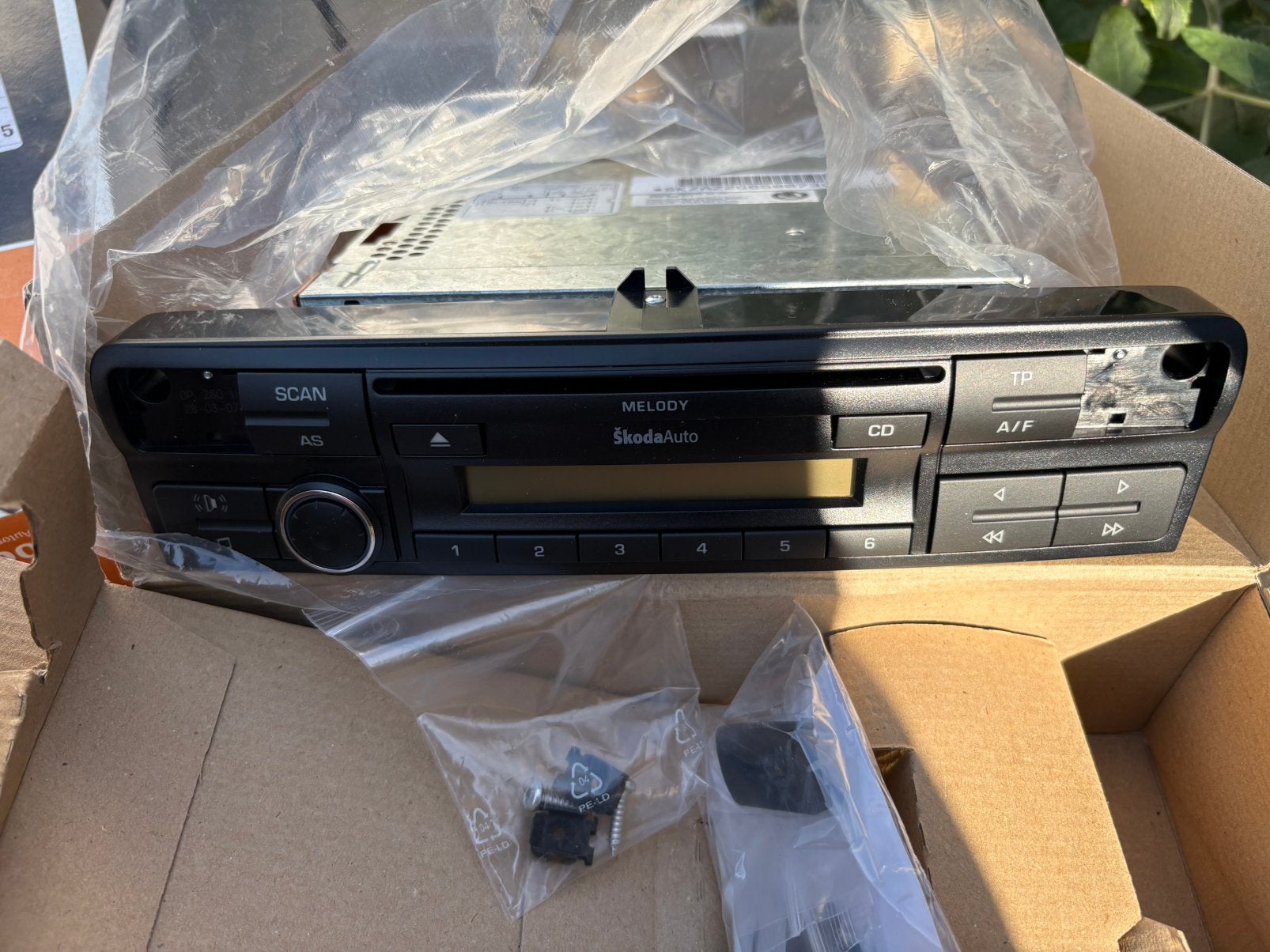 Skoda melody radio/cd speler. Nieuw!! Voor Octavia serie 1, Ophalen of Verzenden, Nieuw