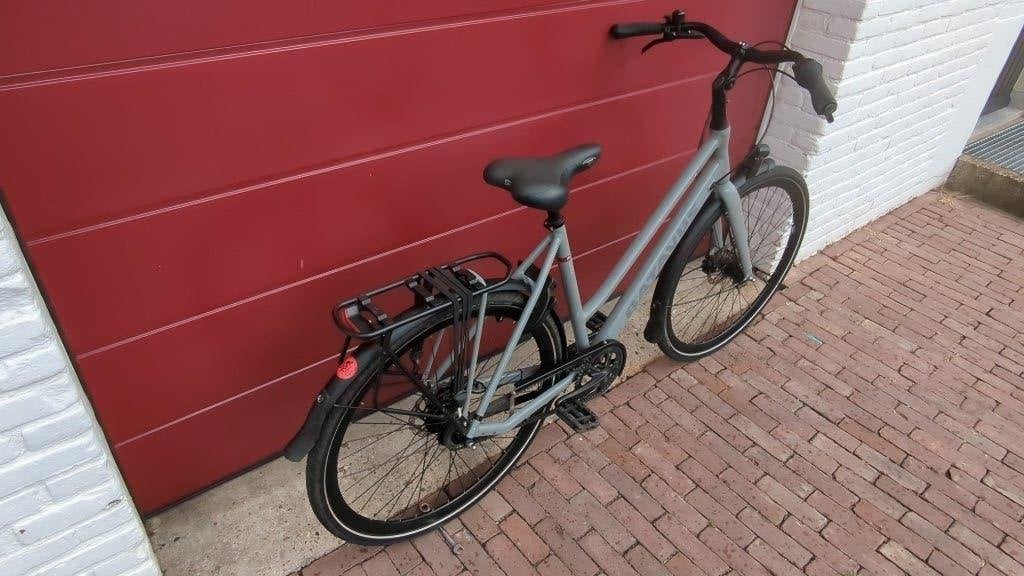 Foto 2 van Batavus Dinsdag damesfiets met Gates riemaandrijving