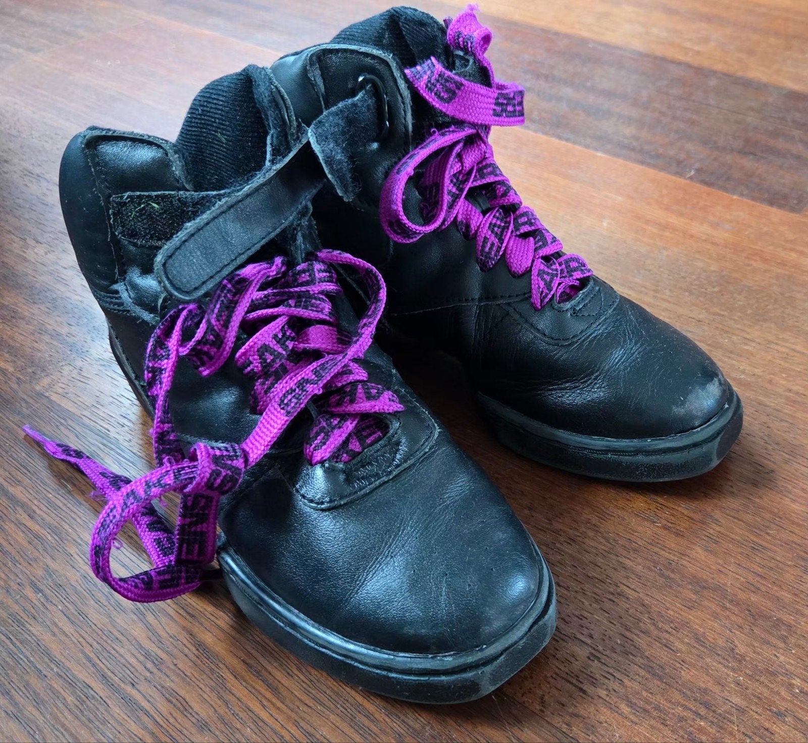 Zwarte dansschoenen met paarse veters, Overige kleuren, Ophalen of Verzenden, Sneakers of Gympen, Gedragen