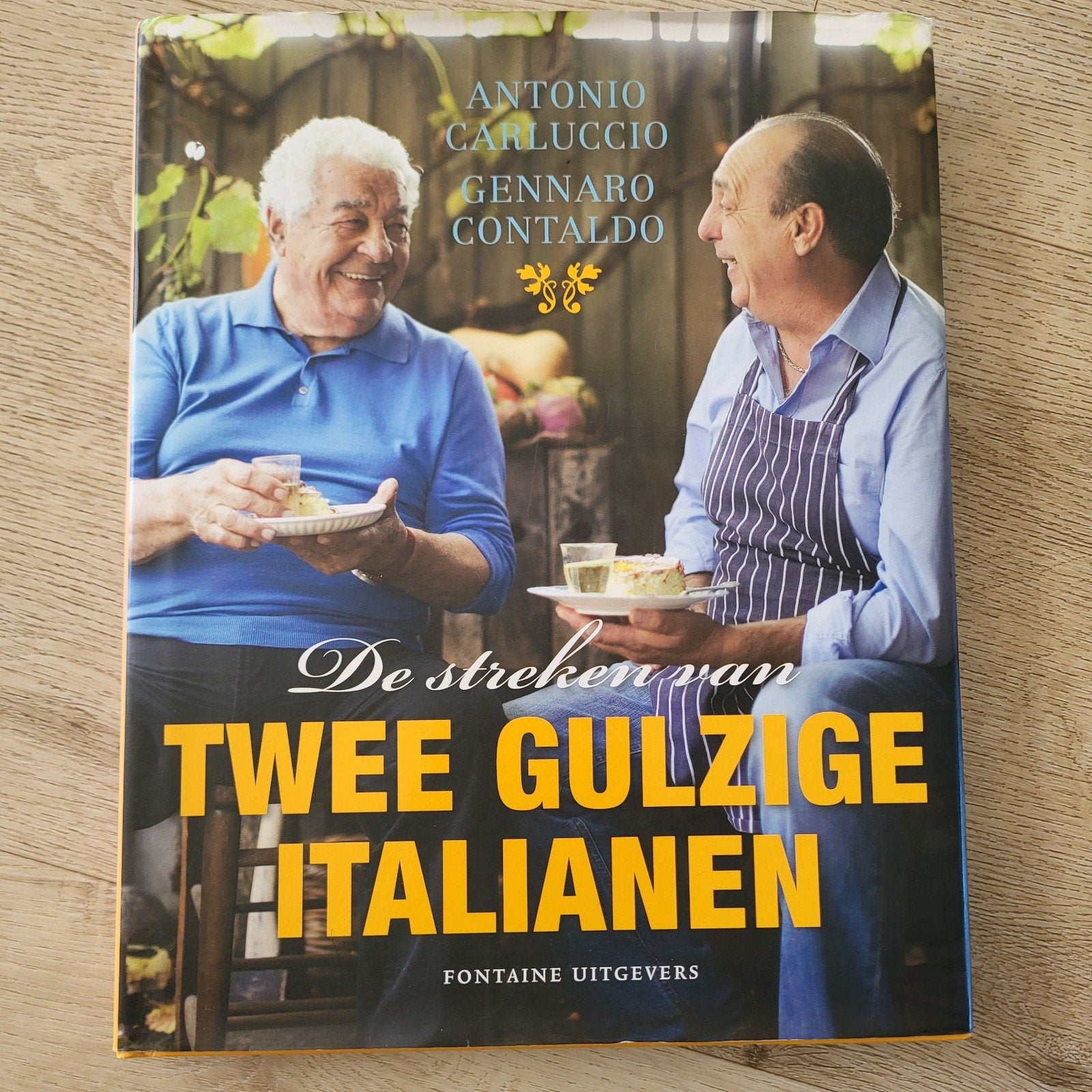 Antonio Carluccio - De streken van twee gulzige Italianen, Boeken, Italië, Ophalen of Verzenden, Zo goed als nieuw, Antonio Carluccio; Gennaro Contaldo