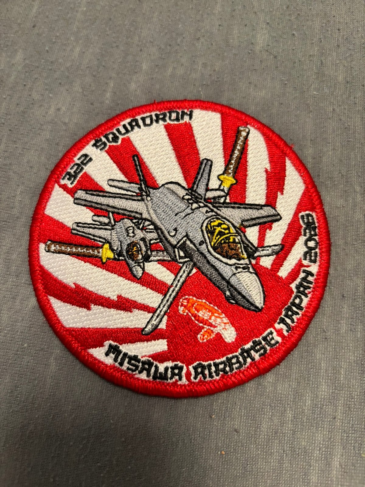 Embleem 322 SQN misawa AB Japan, Verzamelen, Verzenden, Luchtmacht, Nederland, Embleem of Badge