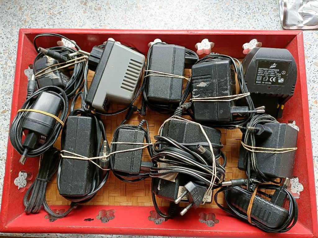 10 verschillende adapters en 1 Pack oplader., Doe-het-zelf en Verbouw, Elektra en Kabels, Gebruikt, Overige typen, Ophalen of Verzenden