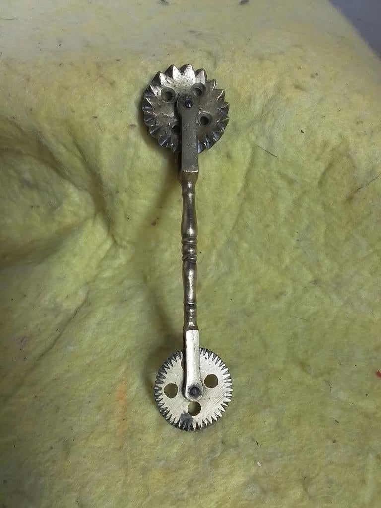 14781) antieke messing pasta snijder uit jaar 1900 lang 13cm, Ophalen of Verzenden