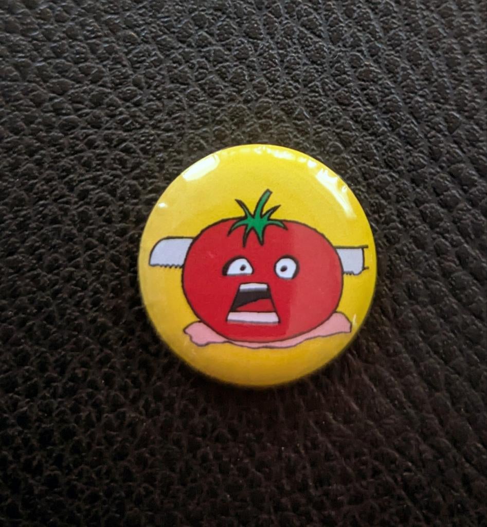 Cartoon Tomaat Button / Pin 25mm, Verzamelen, Speldjes, Pins en Buttons, Ophalen of Verzenden, Nieuw, Figuurtje, Button