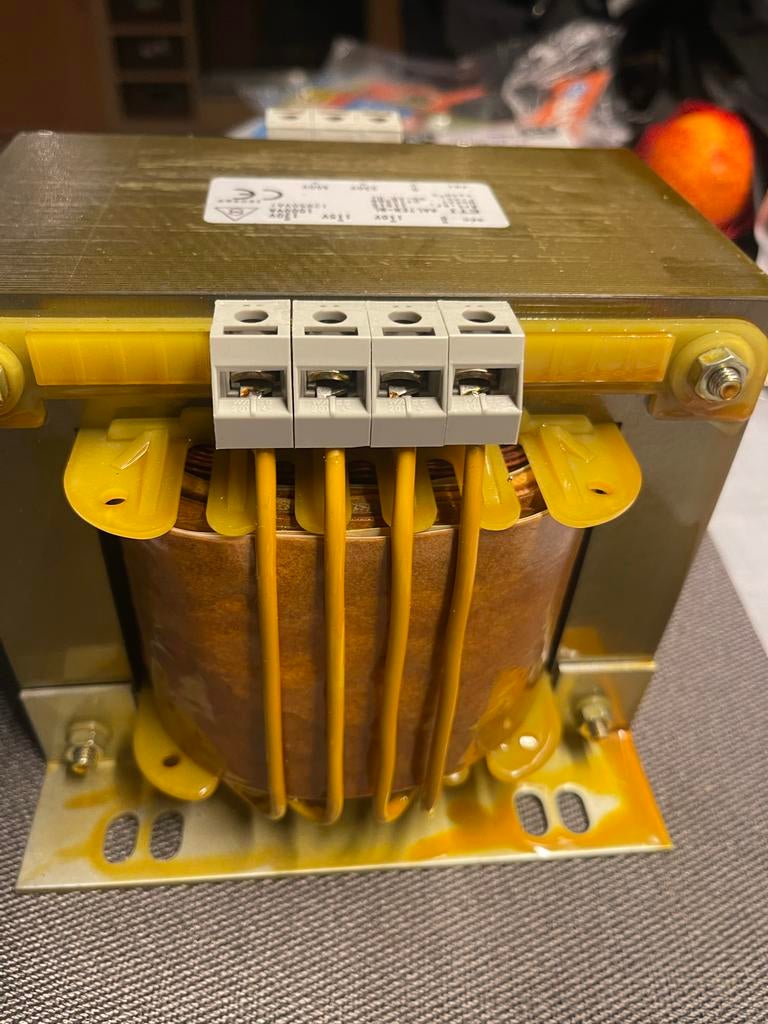 Nieuwe Transformator / Trafo / Omvormer 240V - 110V  1000VA, Doe-het-zelf en Verbouw, Elektra en Kabels, Nieuw, Ophalen