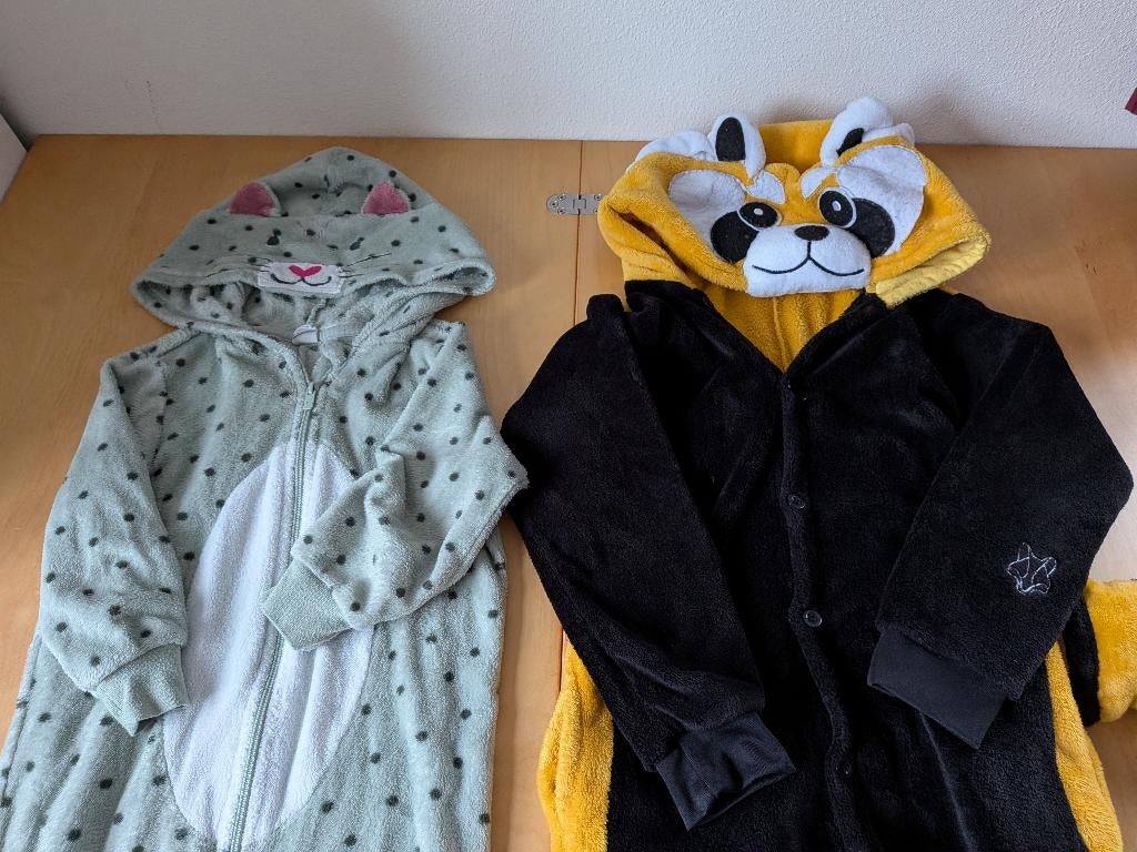 Leuke dieren onesies kat en wasbeer maat 110/116, Jongen of Meisje, Ophalen of Verzenden, Hema, Overige typen