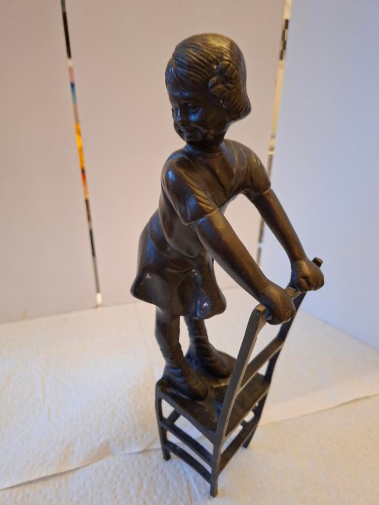 Brons beeldje (nr.2) meisje op stoel.❤️, Ophalen of Verzenden