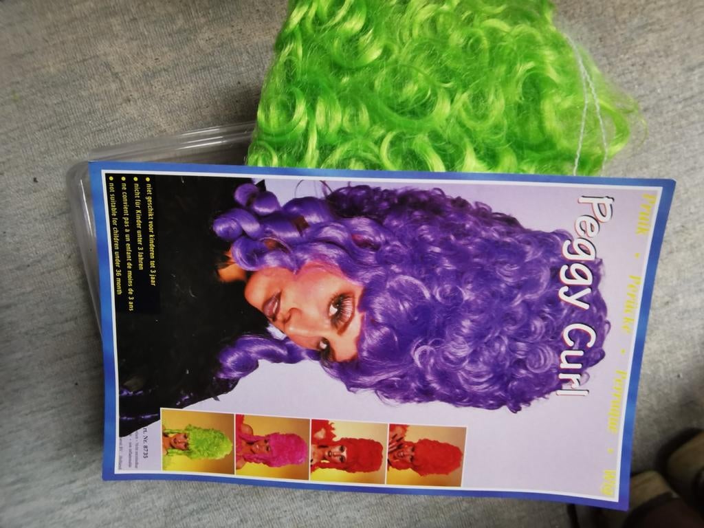 Carnavalspak met pruik en boa - Maat M, Maat 38/40 (M), Carnaval, Ophalen of Verzenden, Kleding