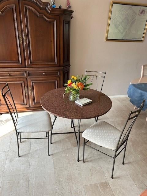 Luxe Eettafelset rood marmer met 3 gietijzeren stoelen, Ophalen, Overige materialen, Gebruikt, 100 tot 150 cm