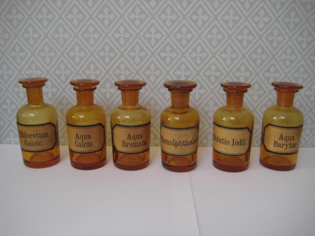 16 puntgave oude apothekersflesjes met stop., Antiek en Kunst, Antiek | Glas en Kristal, Ophalen of Verzenden