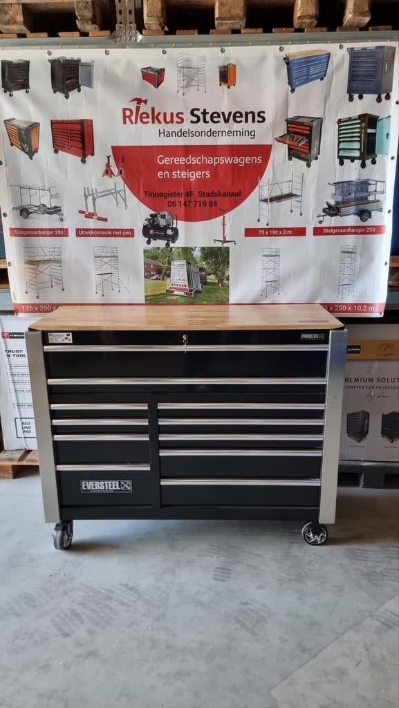 eversteel gereedschapwagen met grote sleutels en doppen