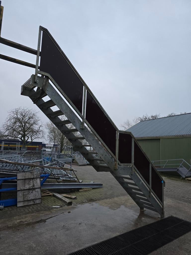 Stalen trap met tussenbordes gegalv. Hoog 3,5 mtr. Nob014, Ophalen, Zo goed als nieuw, 2 tot 4 meter