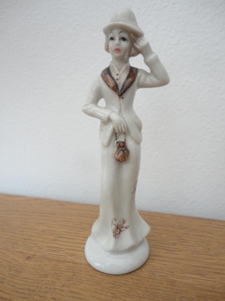 Porseleinen beeldje van dame in mantelpakje uit de jaren 30, Ophalen of Verzenden