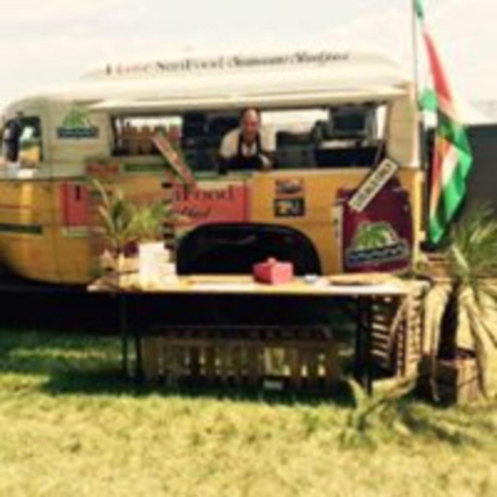 Foto 21 van foodtruck DJ-boot schoolbus te huur