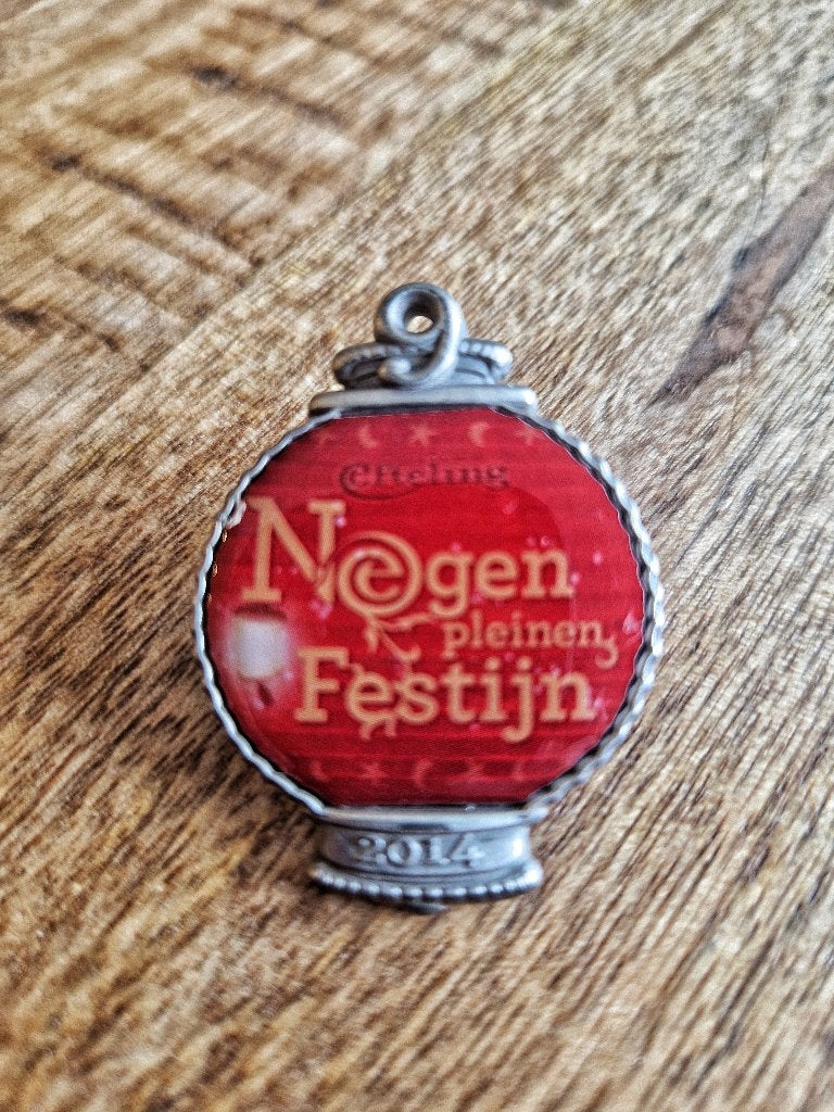Efteling Negen Pleinen Festijn Pin 2014 - EPP 319, Verzamelen, Speldjes, Pins en Buttons, Ophalen of Verzenden, Gebruikt, Overige onderwerpen