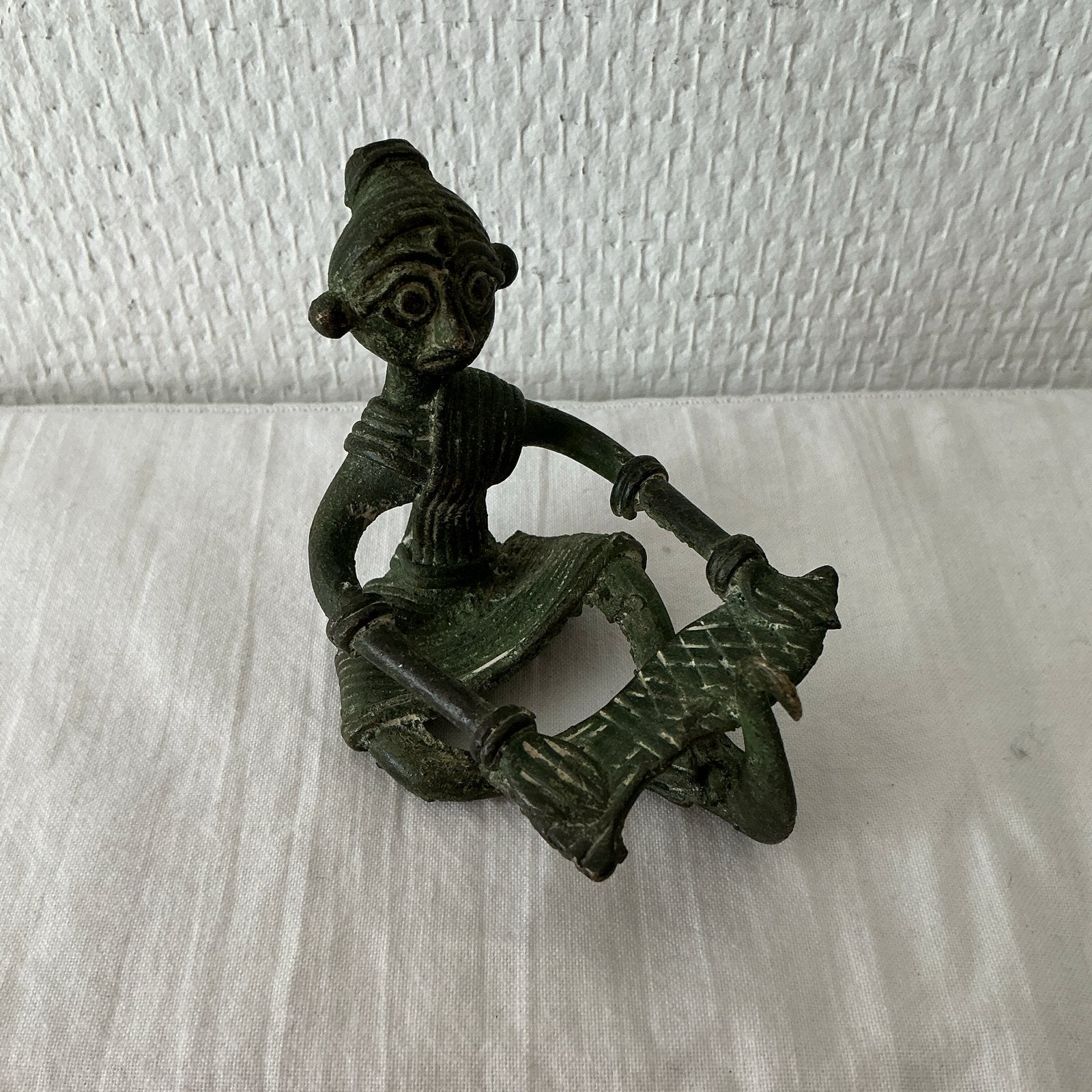 Vintage Afrikaans Bronzen Beeldje: Visser met Vis, Antiek en Kunst, Minder dan 20 cm, Ophalen of Verzenden, Beeld, Klassiek