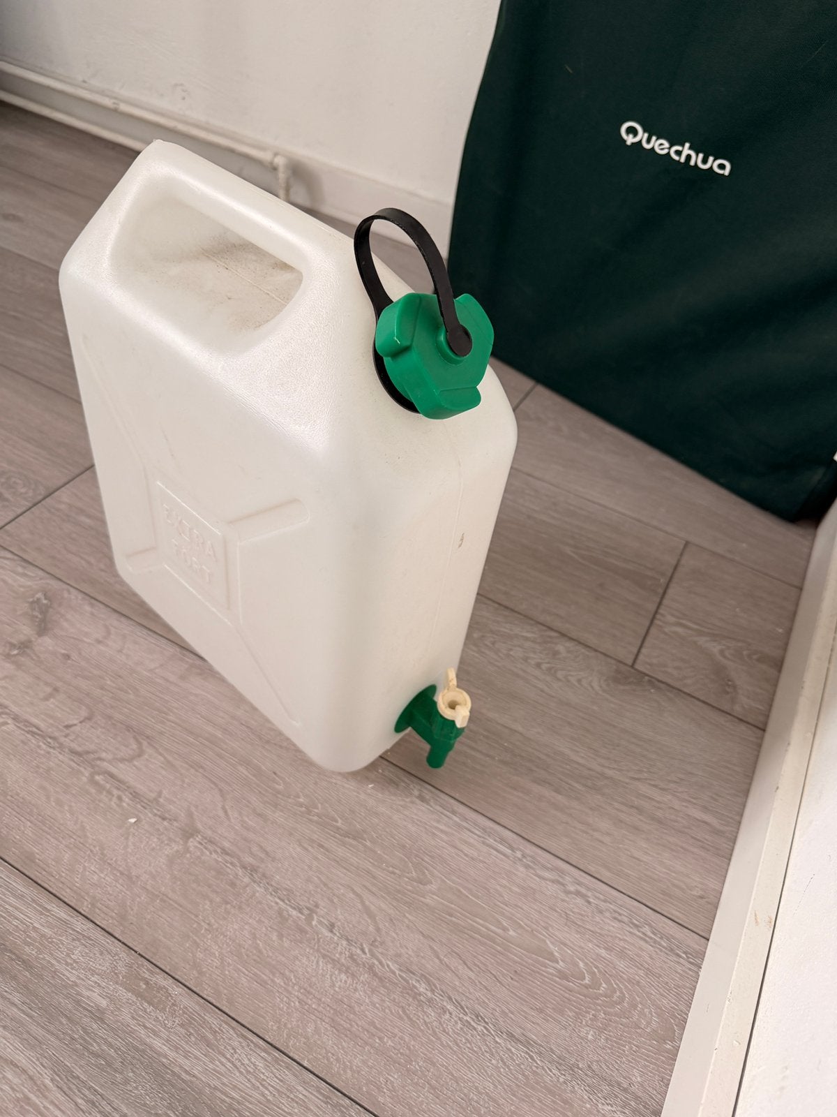 Camping jerrycan met kraantje, Ophalen