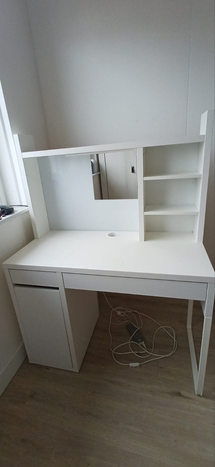 Wit ikea bureau Micke, Huis en Inrichting, Bureaus, Ophalen, Gebruikt, IKEA, Kabelgoot