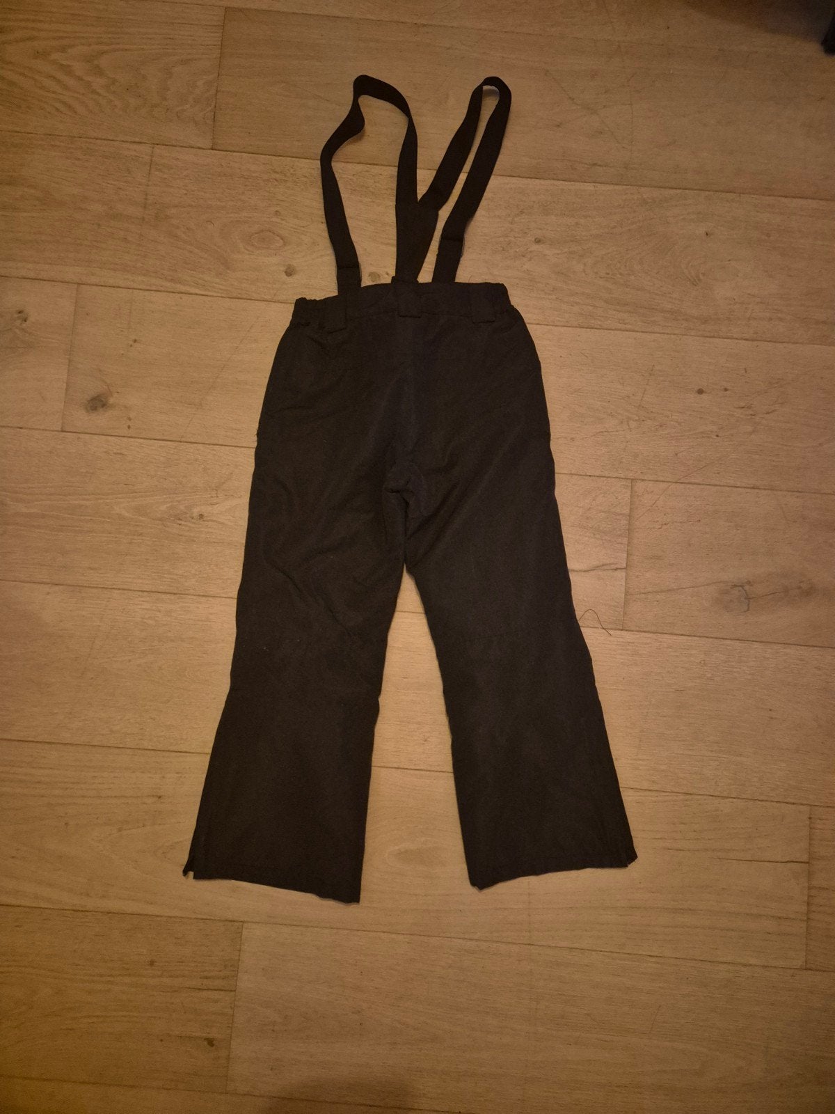 Zwarte skibroek met bretels, maat 140, Kinderen en Baby's, Ophalen of Verzenden, Zo goed als nieuw, Broek