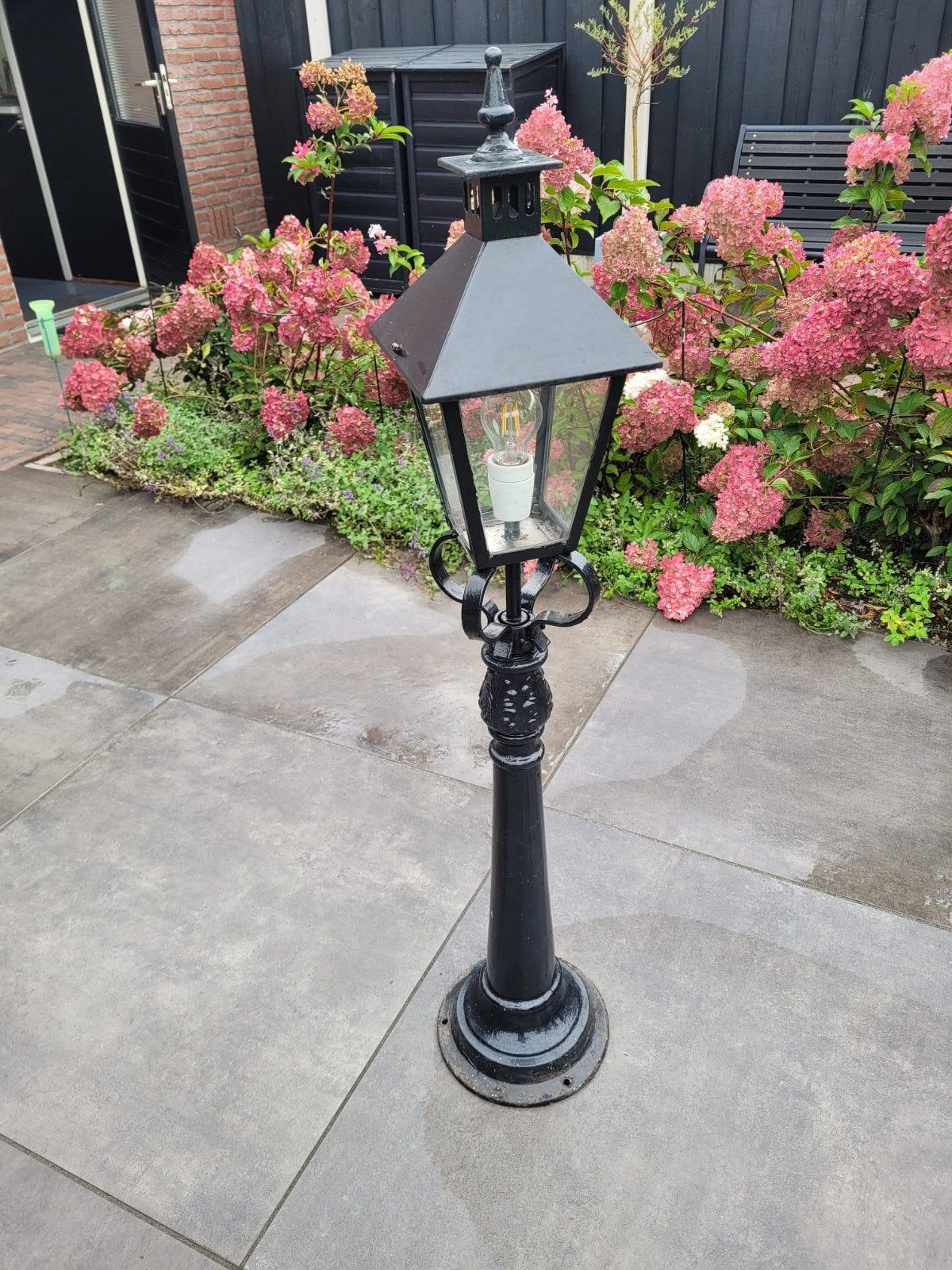 Klassieke zwarte buitenlamp op paal, Ophalen