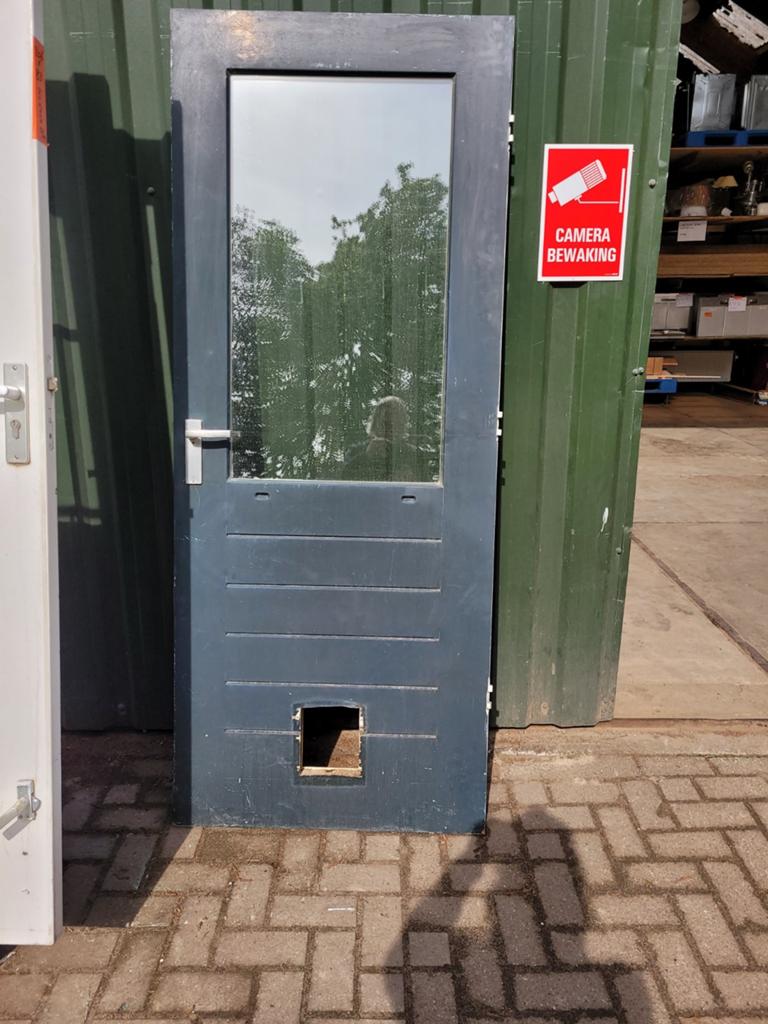 Hardhouten deur met  kattenluik gat., Doe-het-zelf en Verbouw, Deuren en Horren, Ophalen, Gebruikt, 200 tot 215 cm, Glas
