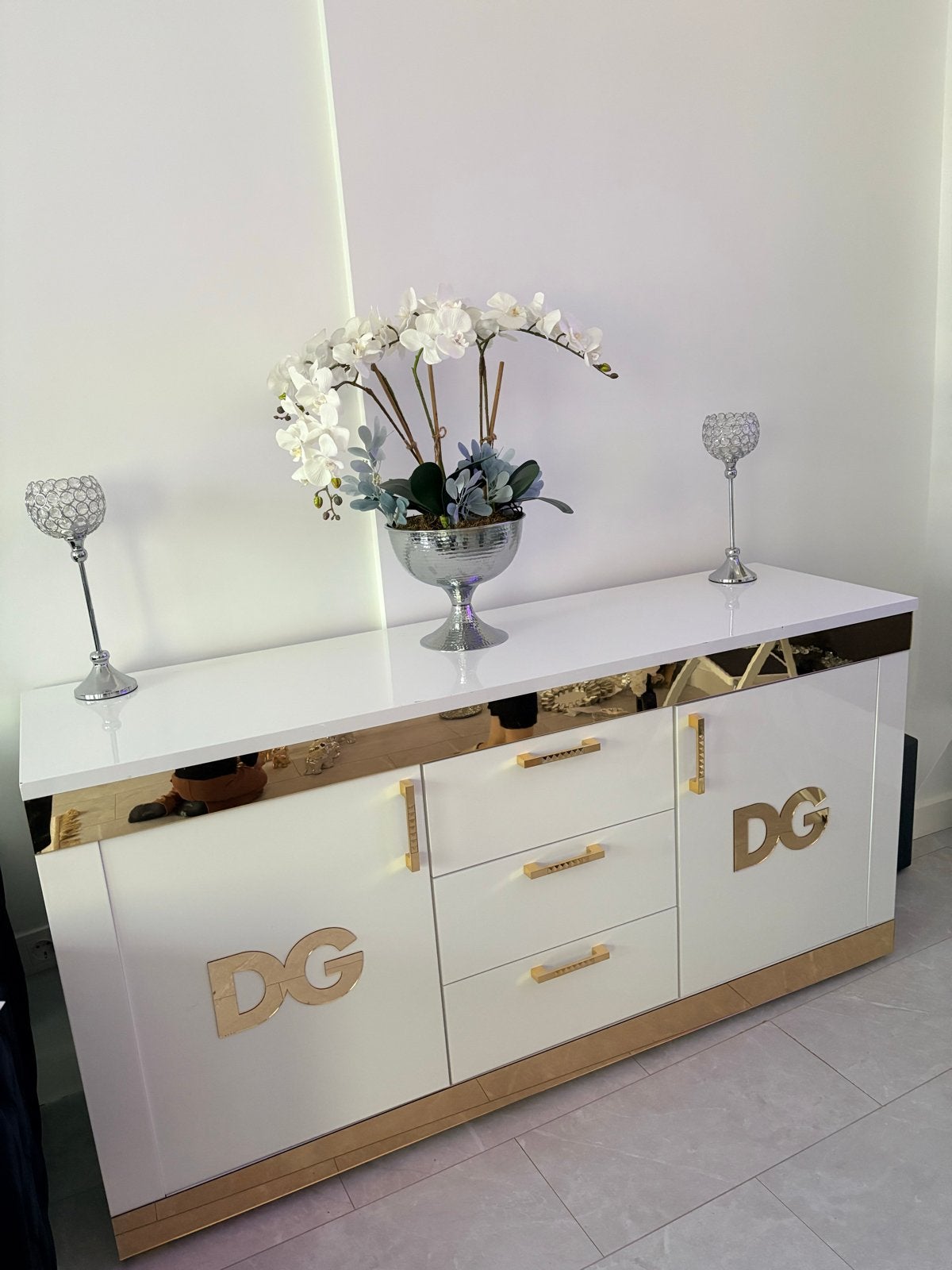 Luxe dressoir wit met goudkleurige accenten en DG-logo, Ophalen, Kunststof, 150 tot 200 cm, Zo goed als nieuw
