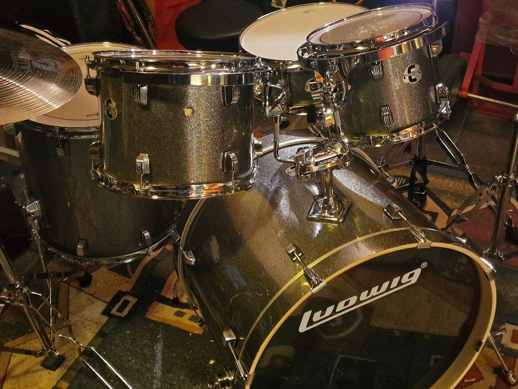 Foto 8 van Full drumkit Ludwig + Tama Iron Cobra double pedal + Cymb